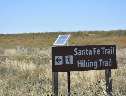 santa fe trail hiking trail wooden sign DSC_1755